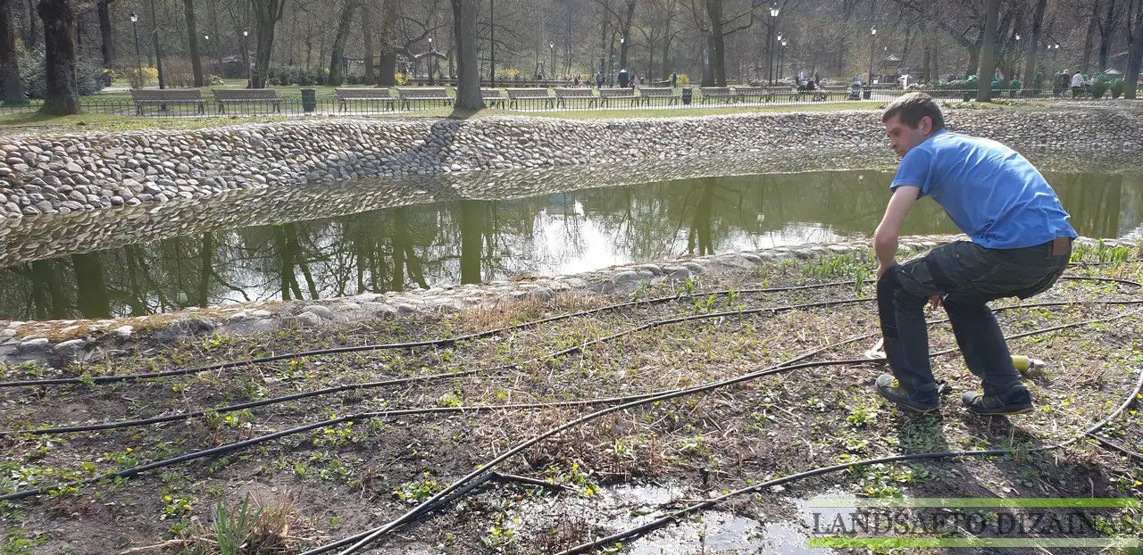Montuotojas prie tvenkinio krašto, iš kurio imamas vanduo laistymo sistemai